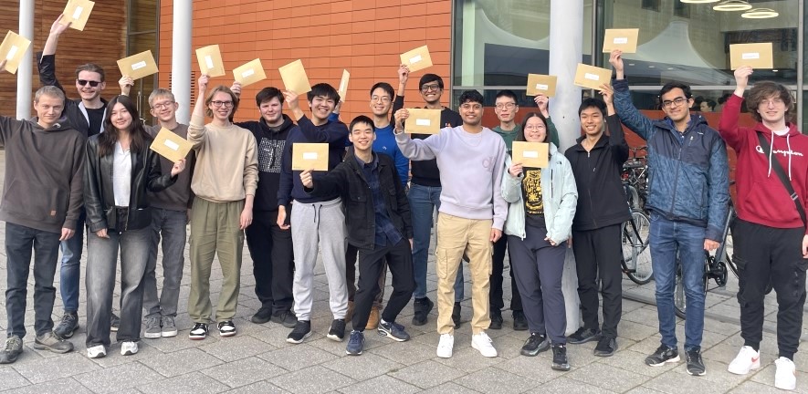 The students who worked on the three best projects received their prizes at a special award ceremony.