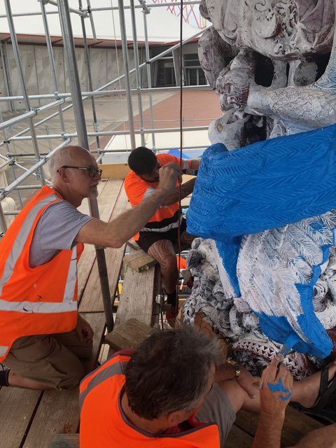 Alan Blackwell painting Pou Kapua with James Rolfe and Rerekapua Rosieur 